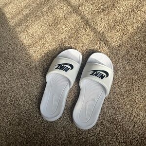 Ladies size 8 Nike flip flops